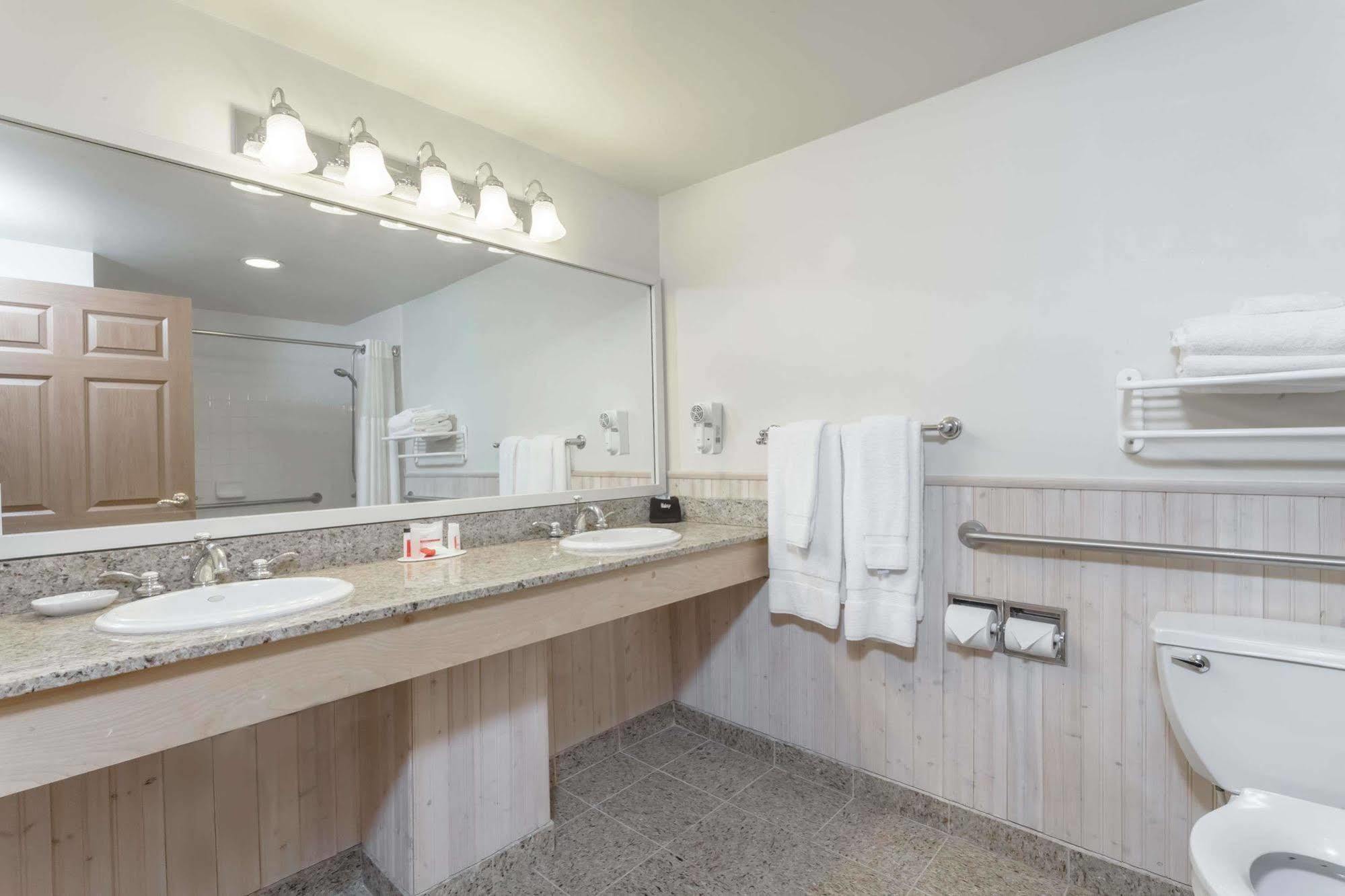 Ramada By Wyndham Rock Hill At Sullivan Center Экстерьер фото